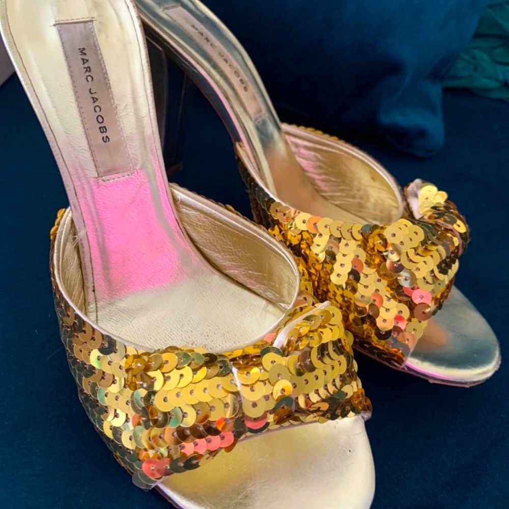 MARC JACOBS GOLD SEQUIN HEEL